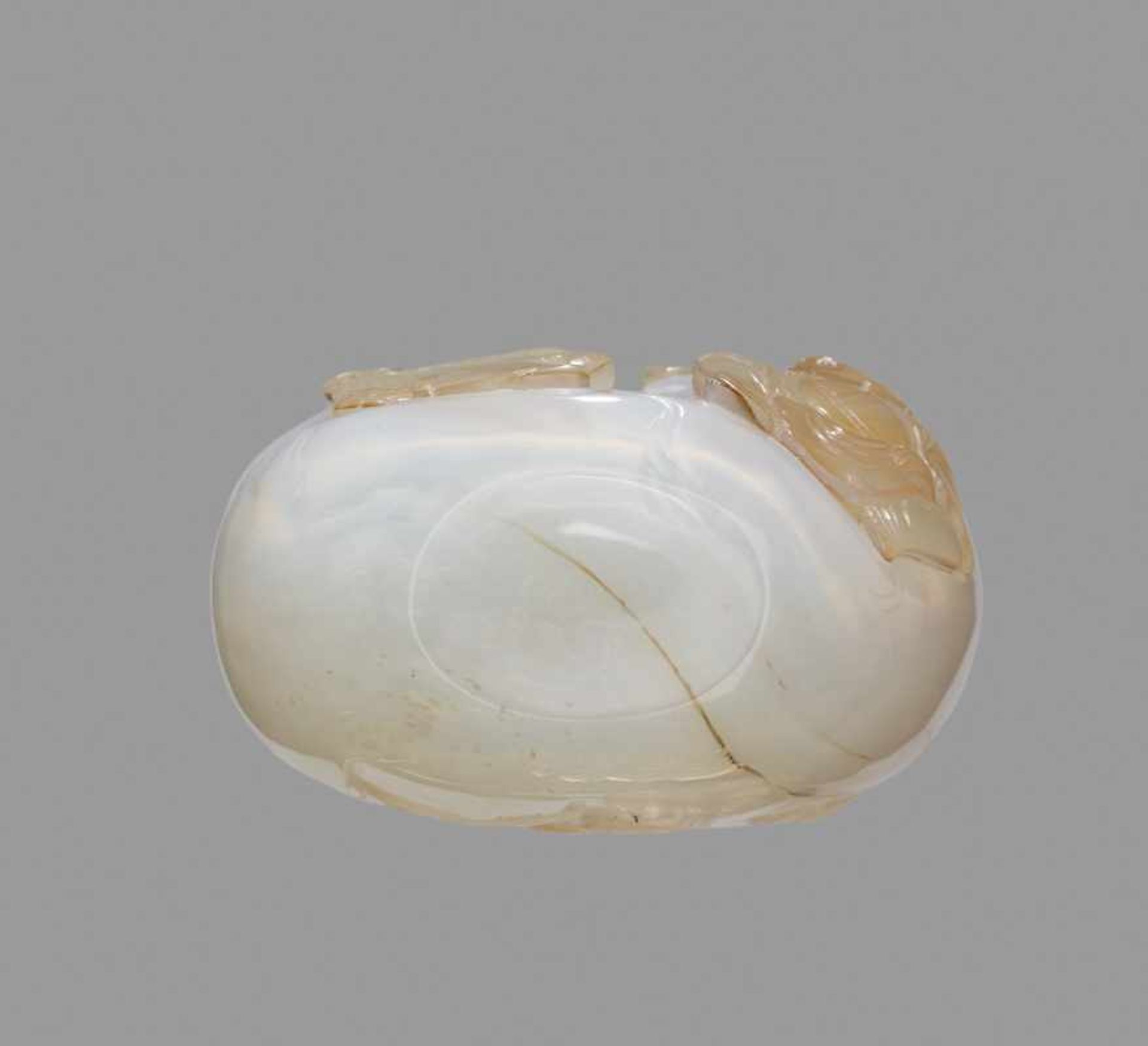 A CARVED CAMEO CHALCEDONY 'PICKING LINGZHI' SNUFF BOTTLE, 1750-1850 Light bluish-grey dendritic - Image 6 of 6