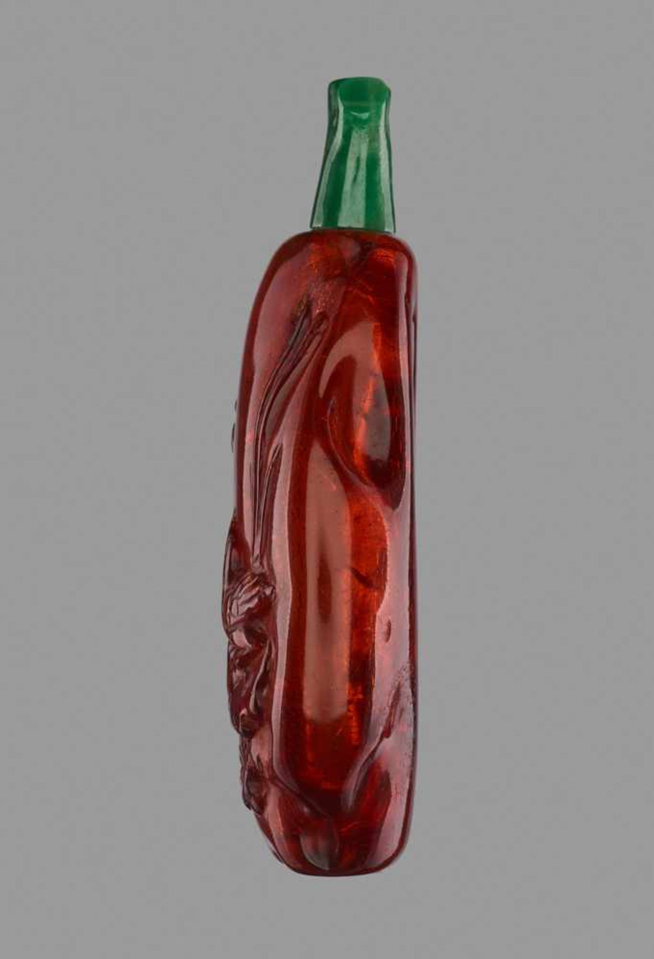 AN AMBER ‘BAT AND DOVE’ SNUFF BOTTLE, QING DYNASTY, MID-18TH / MID-19TH CENTURY Translucent honey - Image 3 of 6