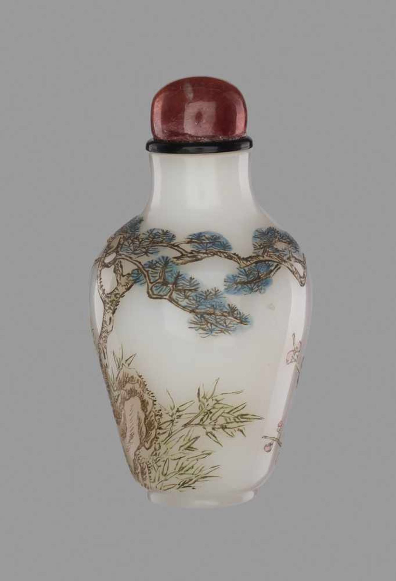 A GUYUE XUAN ‘PEACOCK’ ENAMELED GLASS SNUFF BOTTLE WITH A ‘PEACH’ MARK White opaque glass with - Image 4 of 8