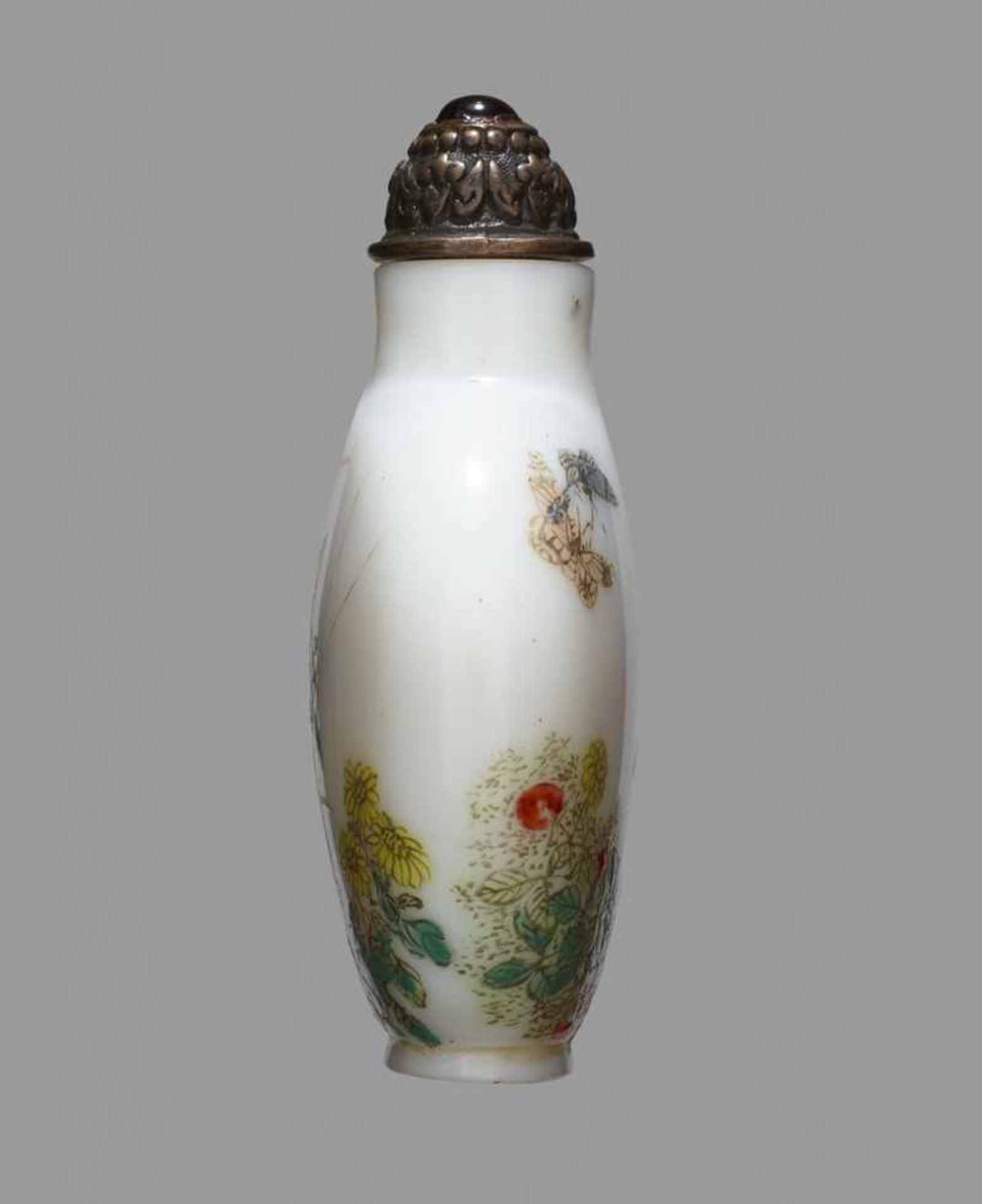 A RARE GUYUE XUAN 'GRASSHOPPER' ENAMELED WHITE GLASS SNUFF BOTTLE Opaque white glass, with design in - Image 4 of 6