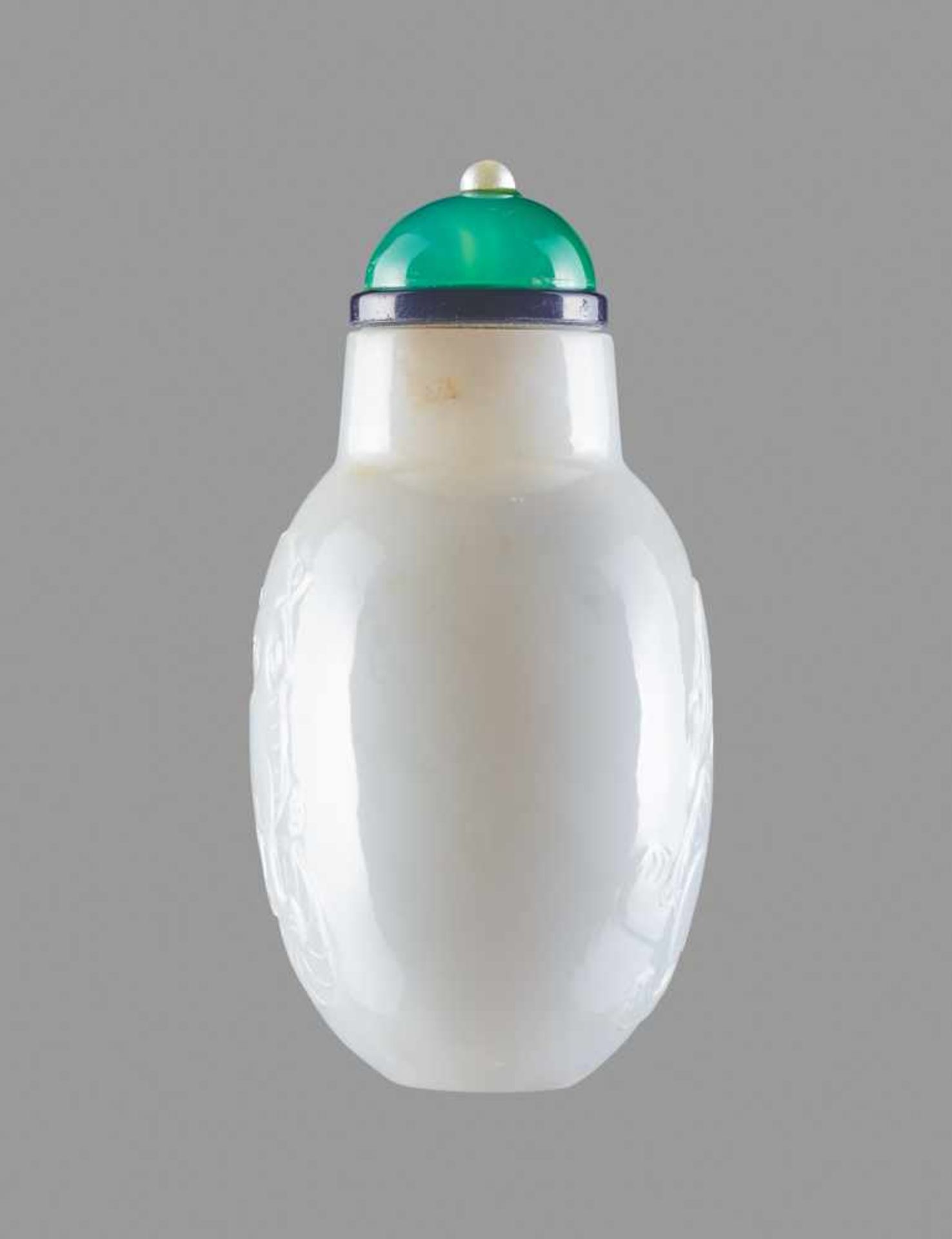 A WHITE JADE 'GUARDIAN LION' SNUFF BOTTLE, QING DYNASTY, 1780-1880 White jade, with smooth surface - Bild 4 aus 6