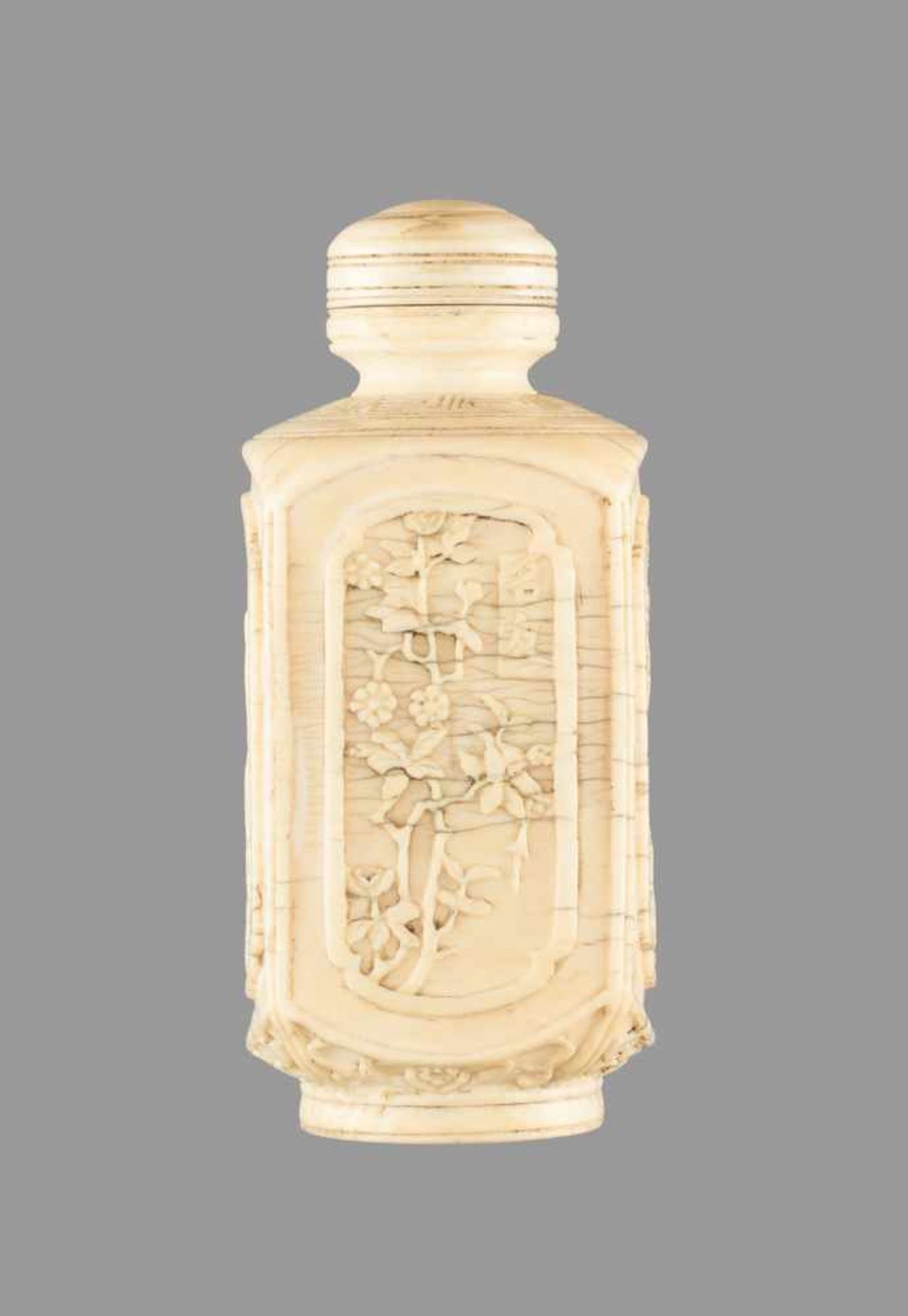 A CARVED IVORY 'TEN FRIENDS AMONG FLOWERS' SNUFF BOTTLE, 19TH CENTURY Ivory with age crazing, even - Bild 4 aus 6