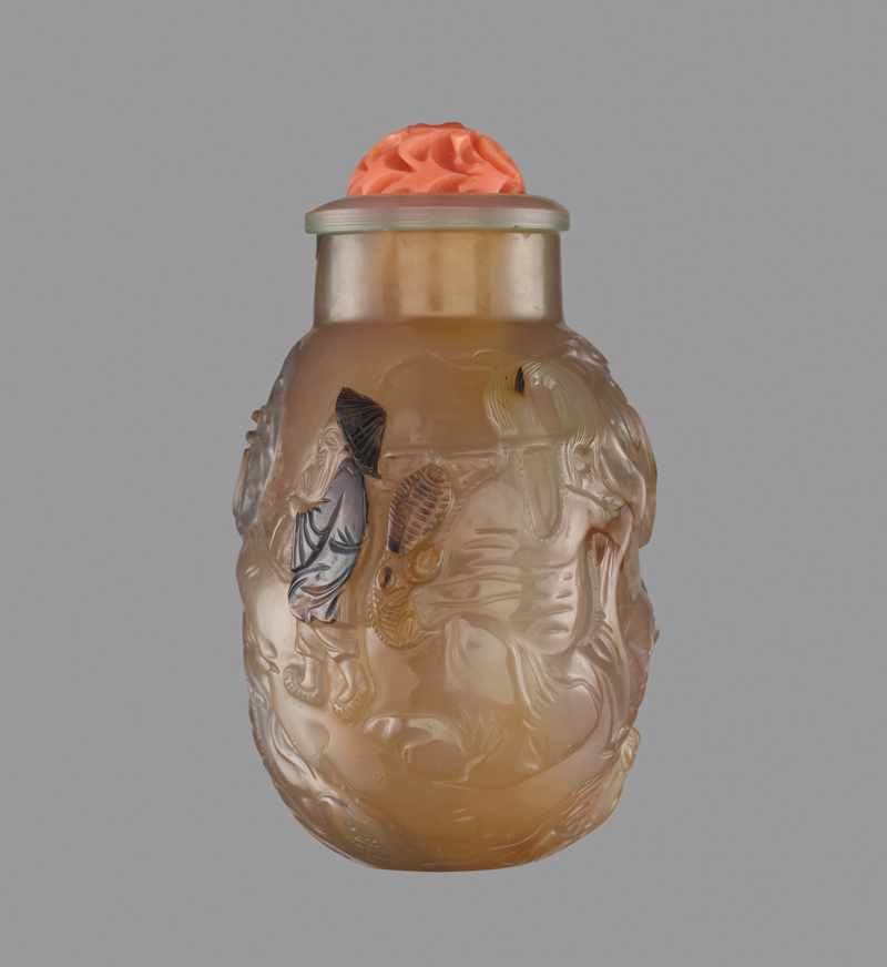 AN INSCRIBED CHALCEDONY 'FISHERMEN' SNUFF BOTTLE, SUZHOU, SCHOOL OF ZHITING, QING DYNASTY - Image 4 of 6