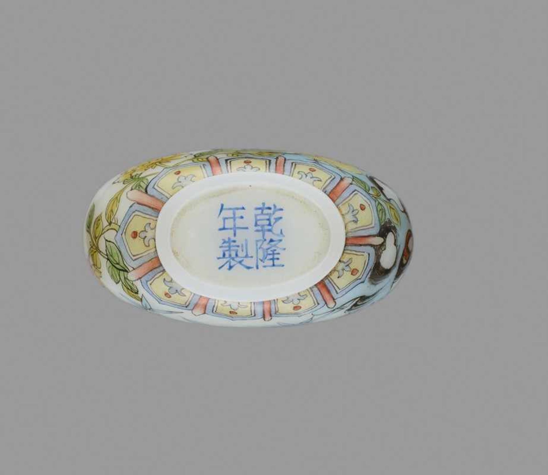 AN ENAMELED GLASS SNUFF BOTTLE, SCHOOL OF YE BENGQI Opaque white glass body with painted - Image 6 of 6