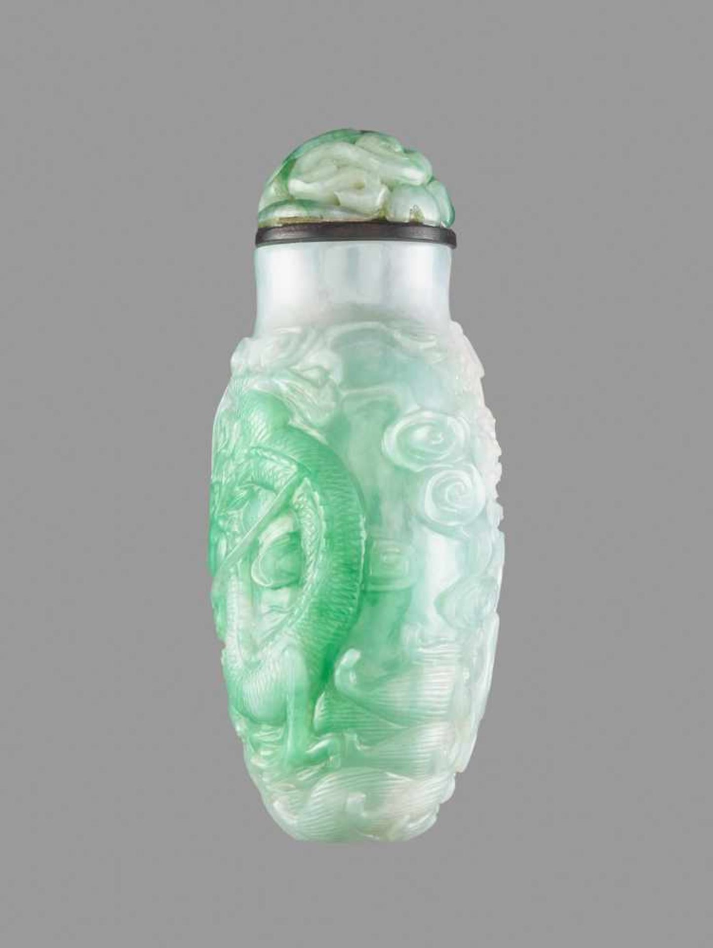 AN EMERALD GREEN JADEITE 'DRAGON' SNUFF BOTTLE, QING DYNASTY Lustrous semi-translucent jadeite of - Image 3 of 6