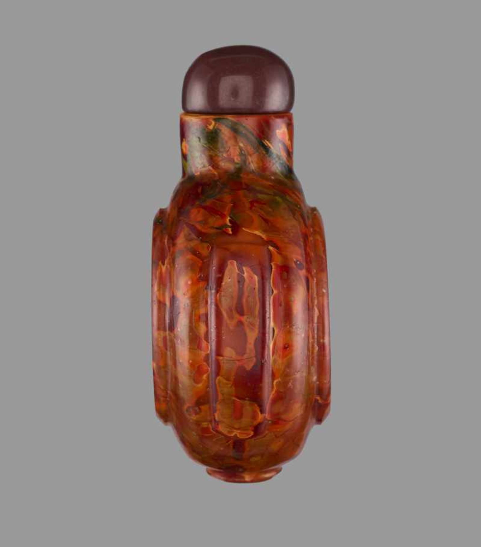 A ‘REALGAR’ GLASS SNUFF BOTTLE Opaque glass in imitation of realgar, with a color scheme typical for - Image 3 of 6