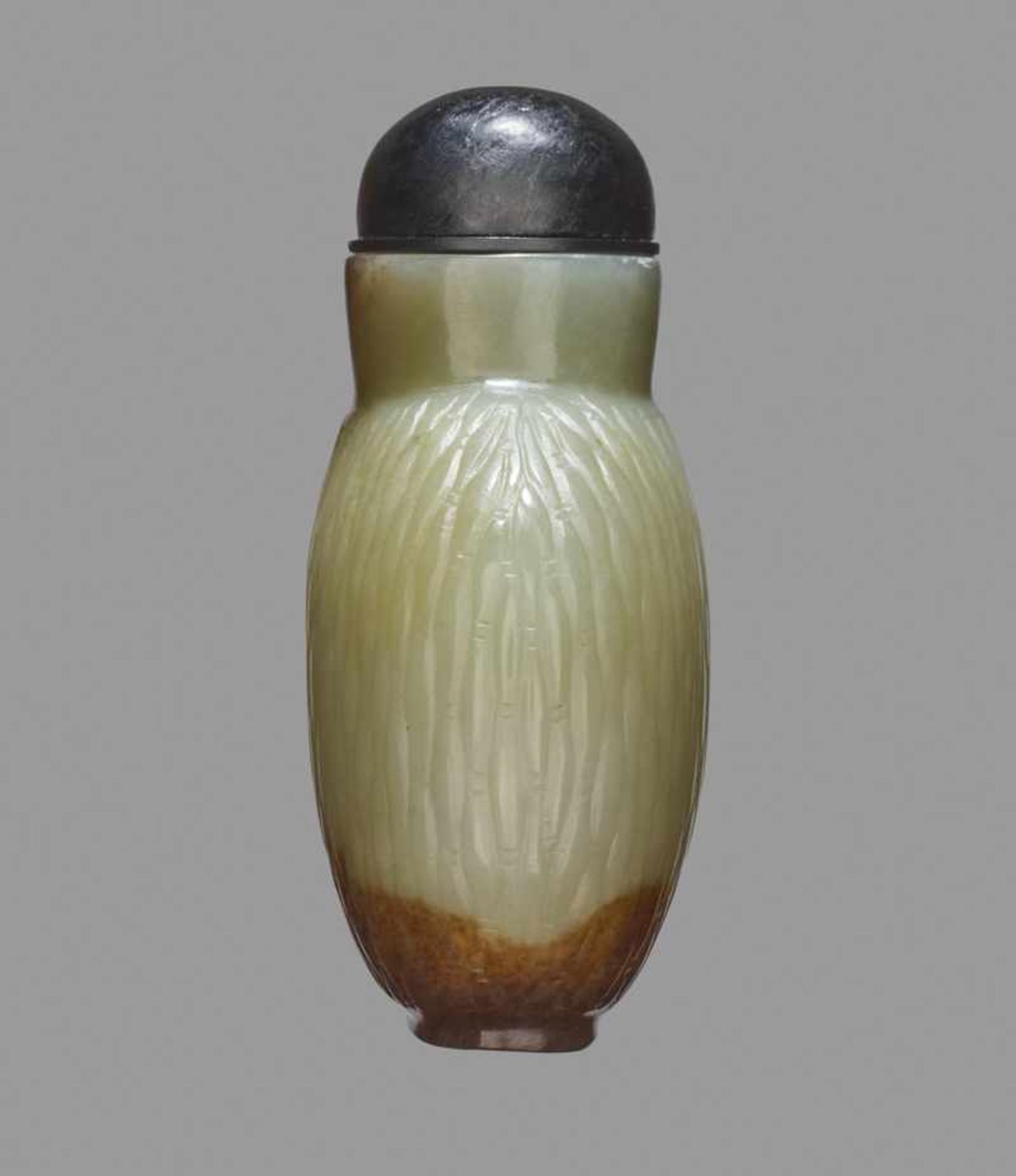 A CELADON AND RUSSET JADE 'BASKET-WEAVE' SNUFF BOTTLE Nephrite, of even celadon color with dark - Image 4 of 6