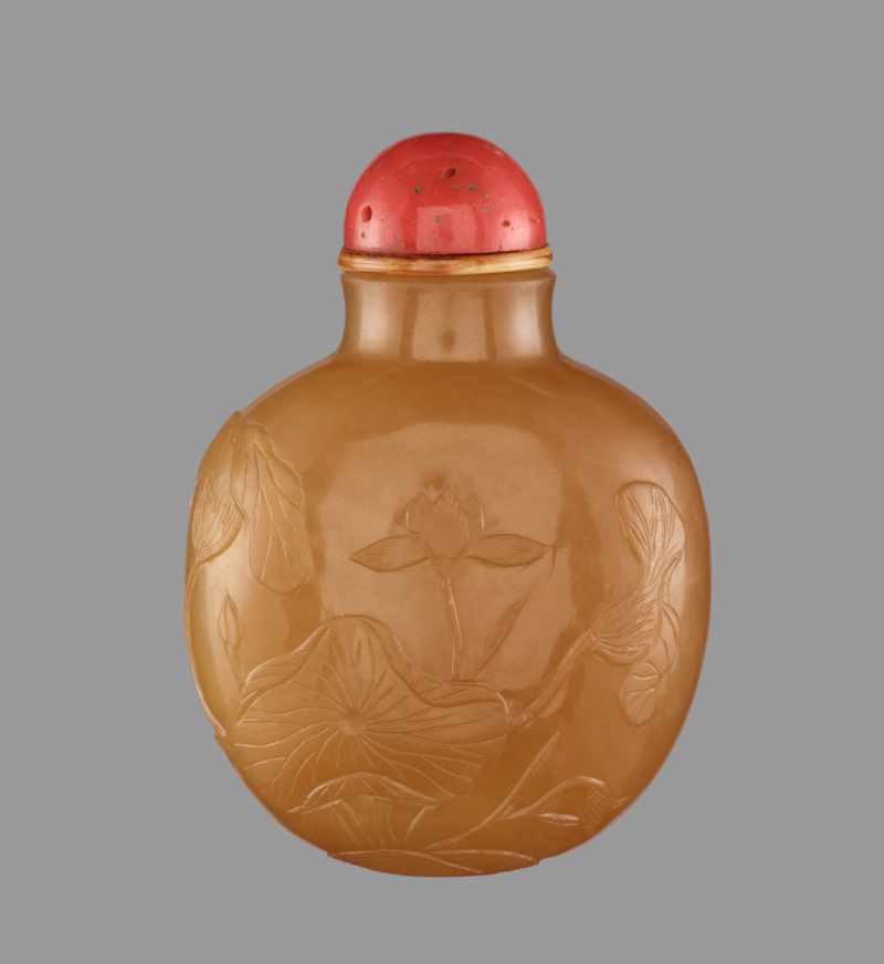 A BUTTERSCOTCH AGATE ‘LOTUS’ SNUFF BOTTLE, QING DYNASTY Semi-translucent agate of natural even - Image 2 of 6