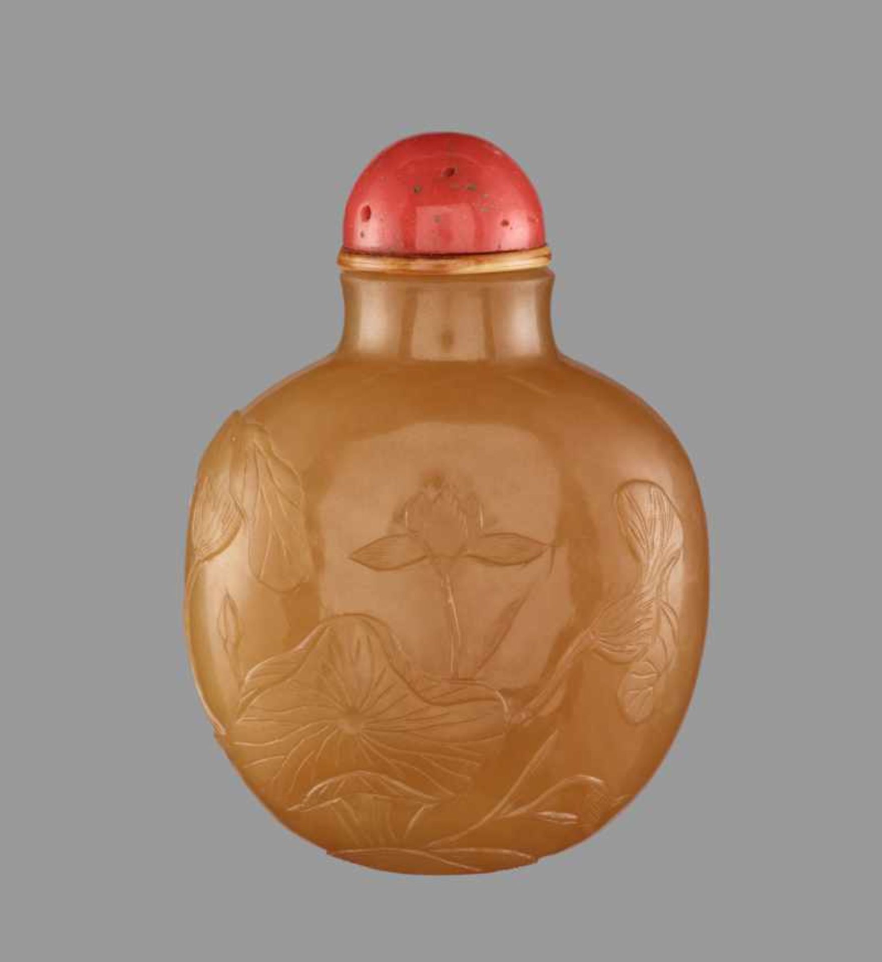 A BUTTERSCOTCH AGATE ‘LOTUS’ SNUFF BOTTLE, QING DYNASTY Semi-translucent agate of natural even - Bild 2 aus 6