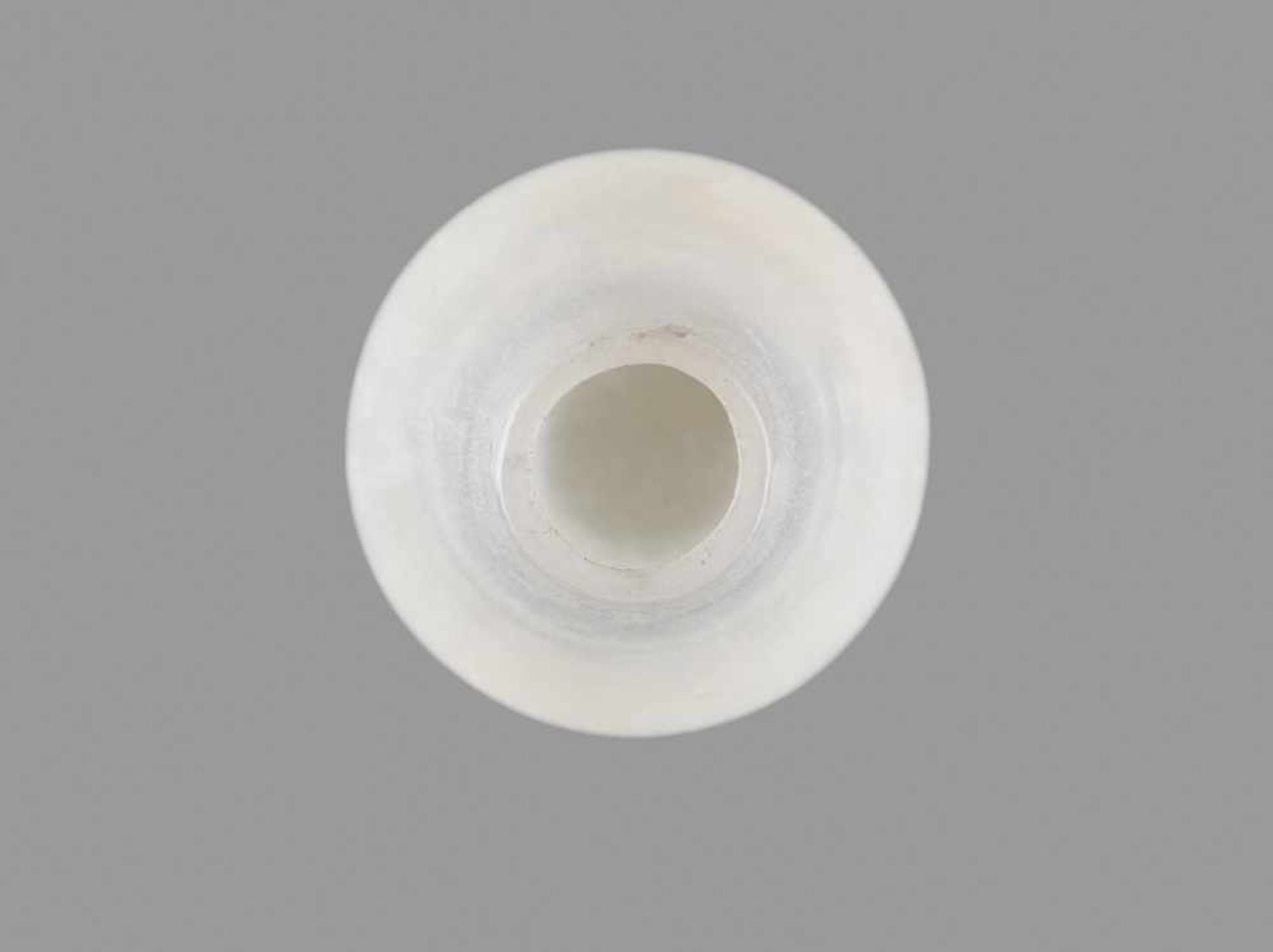 A WHITE AND SPINACH-GREEN JADE 'EGGPLANT' SNUFF BOTTLE, PROBABLY PALACE WORKSHOPS, QING DYNASTY, - Image 5 of 6