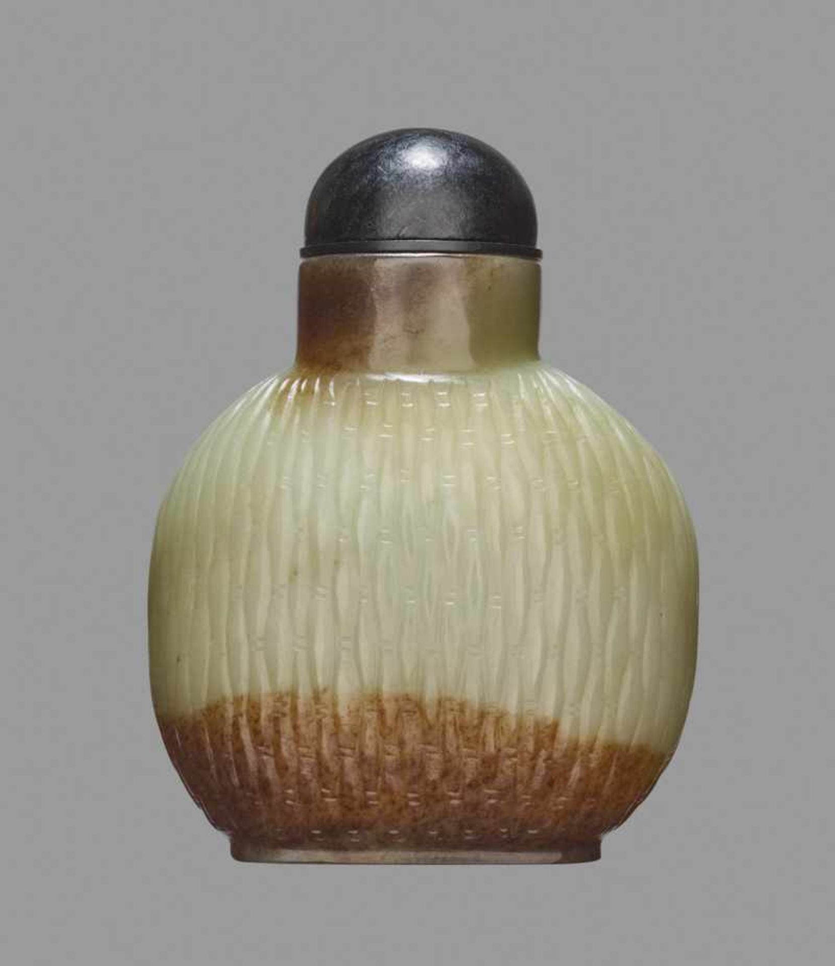 A CELADON AND RUSSET JADE 'BASKET-WEAVE' SNUFF BOTTLE Nephrite, of even celadon color with dark - Image 2 of 6