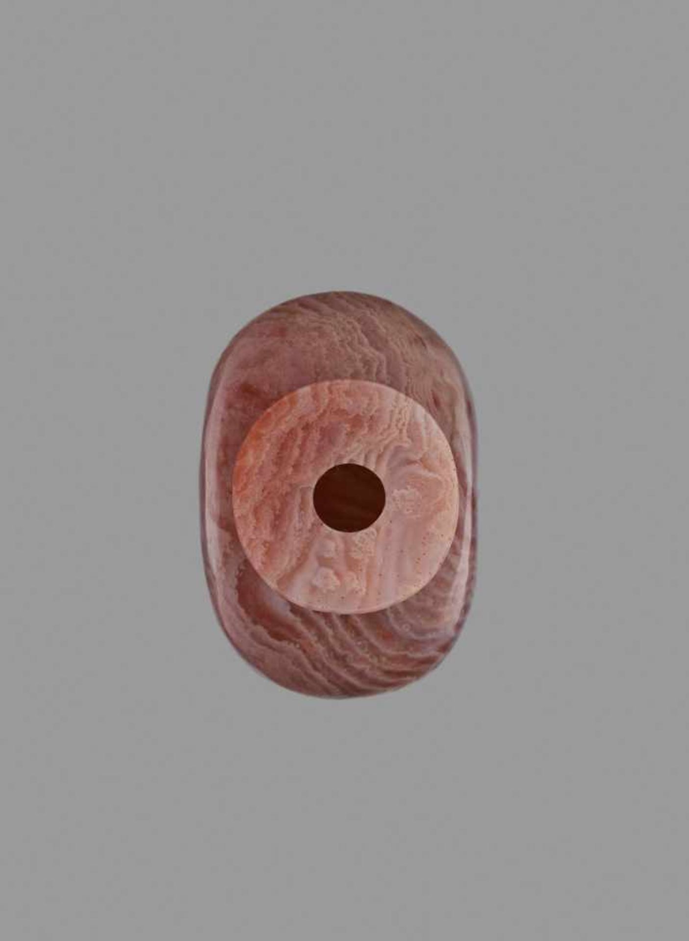A MINIATURE BANDED DUSKY-PINK AGATE SNUFF BOTTLE, QING DYNASTY Banded agate of dusky-pink - Image 5 of 6