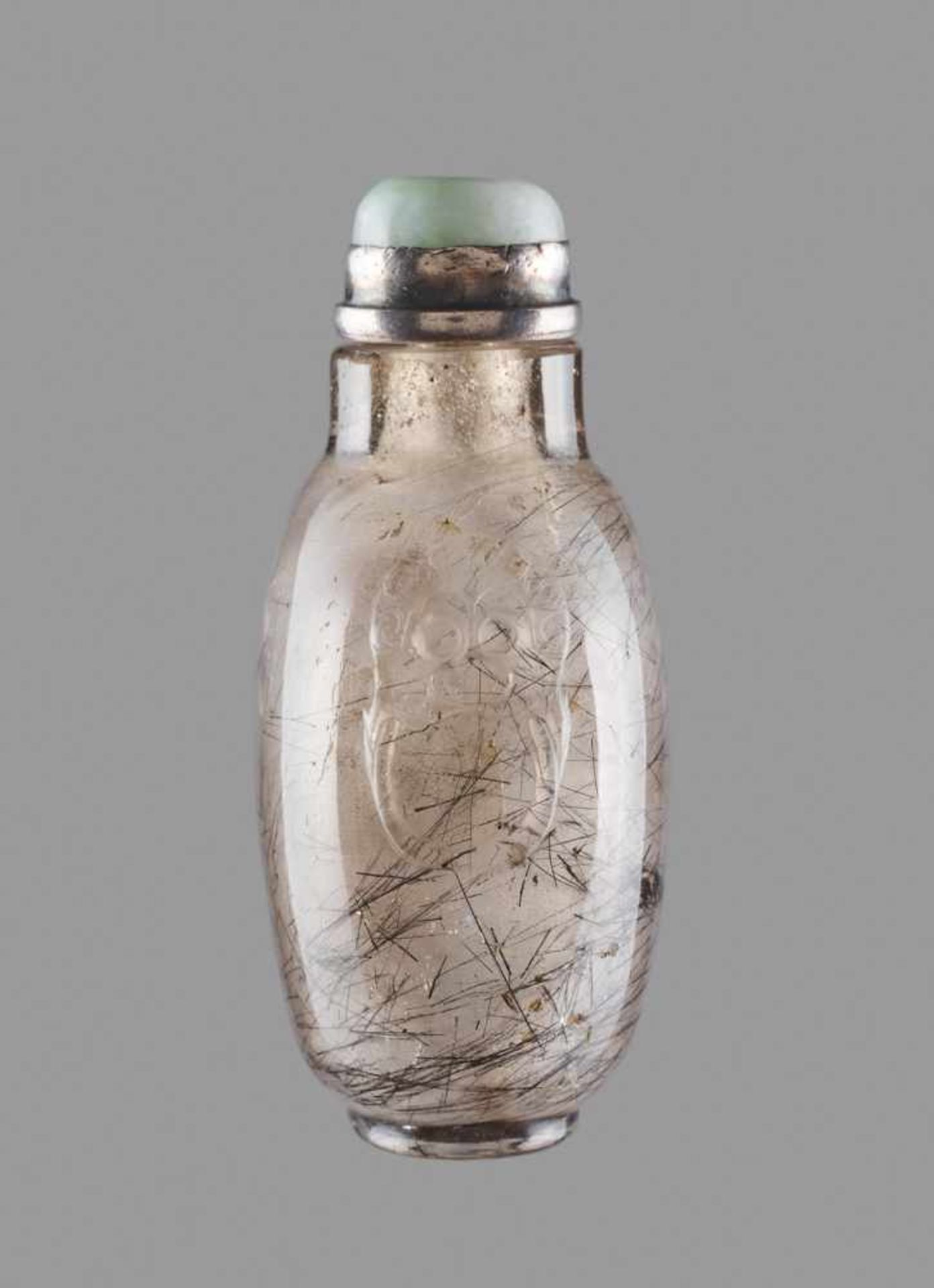 A HAIR CRYSTAL SNUFF BOTTLE, QING DYNASTY Clear crystal with inclusions of black tourmaline needles. - Bild 4 aus 6