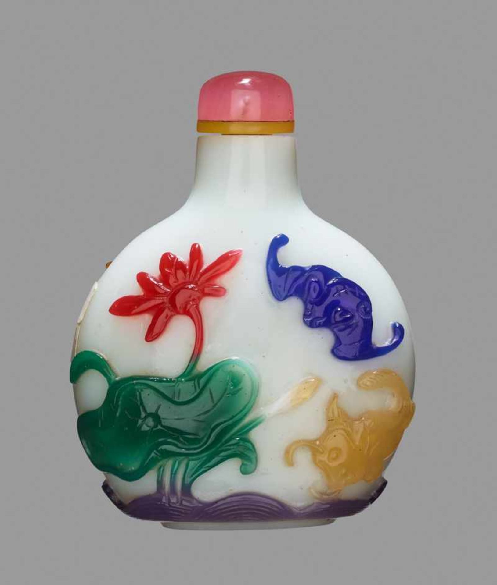 A FIVE-COLOR OVERLAY MILKY-WHITE 'FISH AND BAT' GLASS SNUFF BOTTLE, QING DYNASTY, QIANLONG / JIAQING