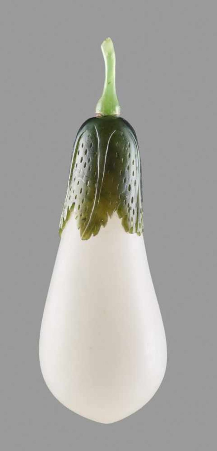 A WHITE AND SPINACH-GREEN JADE 'EGGPLANT' SNUFF BOTTLE, PROBABLY PALACE WORKSHOPS, QING DYNASTY, - Image 2 of 6