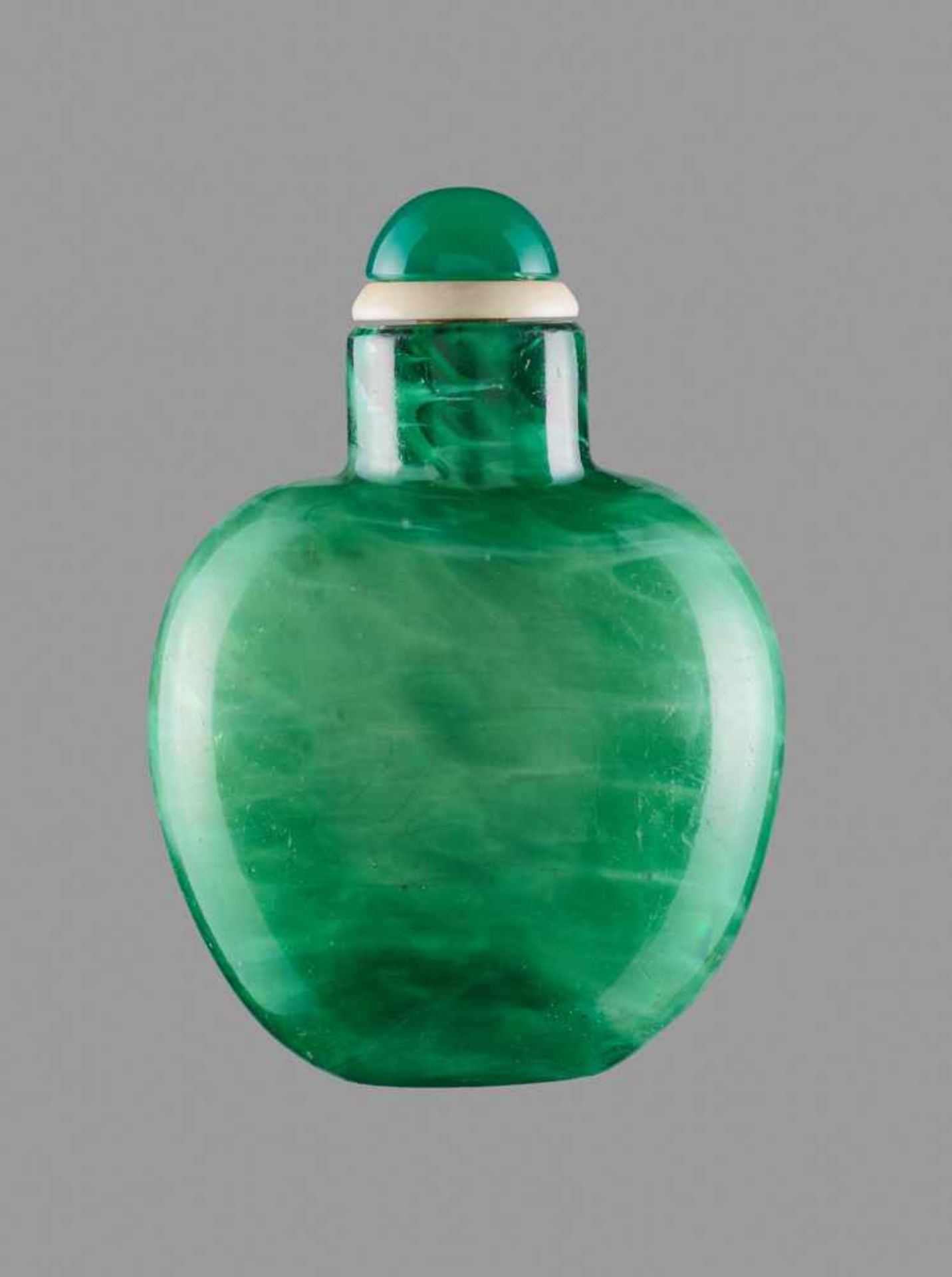 AN EMERALD-GREEN AND WHITE 'SANDWICH' GLASS SNUFF BOTTLE, 1720-1840 An inner layer of translucent - Image 2 of 6