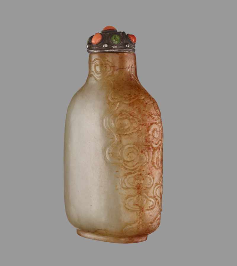 A CELADON AND RUSSET JADE ‘DRAGON’ SNUFF BOTTLE Nephrite with dense streaks of russet, the - Image 7 of 8