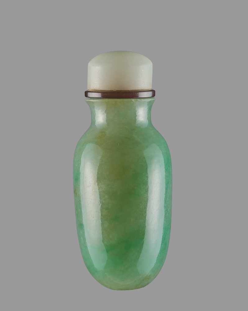 AN APPLE-GREEN JADEITE OVOID SNUFF BOTTLE, QING DYNASTY, 19TH CENTURY Jadeite. The semi- - Image 4 of 6