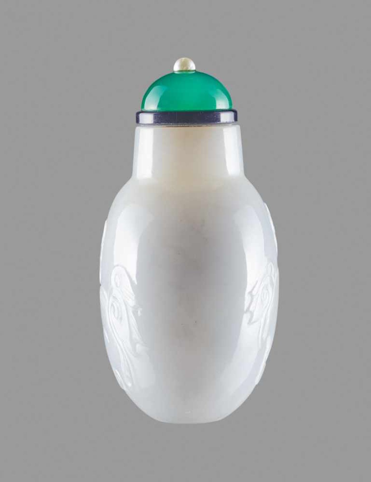 A WHITE JADE 'GUARDIAN LION' SNUFF BOTTLE, QING DYNASTY, 1780-1880 White jade, with smooth surface - Bild 3 aus 6