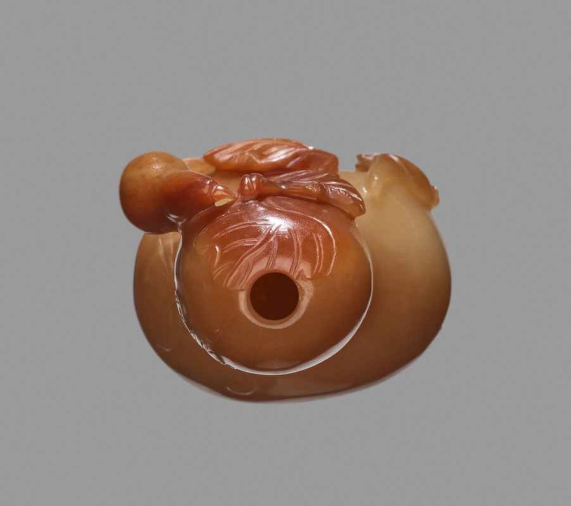 A CARVED AGATE 'DOUBLE GOURD' SNUFF BOTTLE, QING DYNASTY Agate, of even honey tone, with smooth hand - Bild 5 aus 6