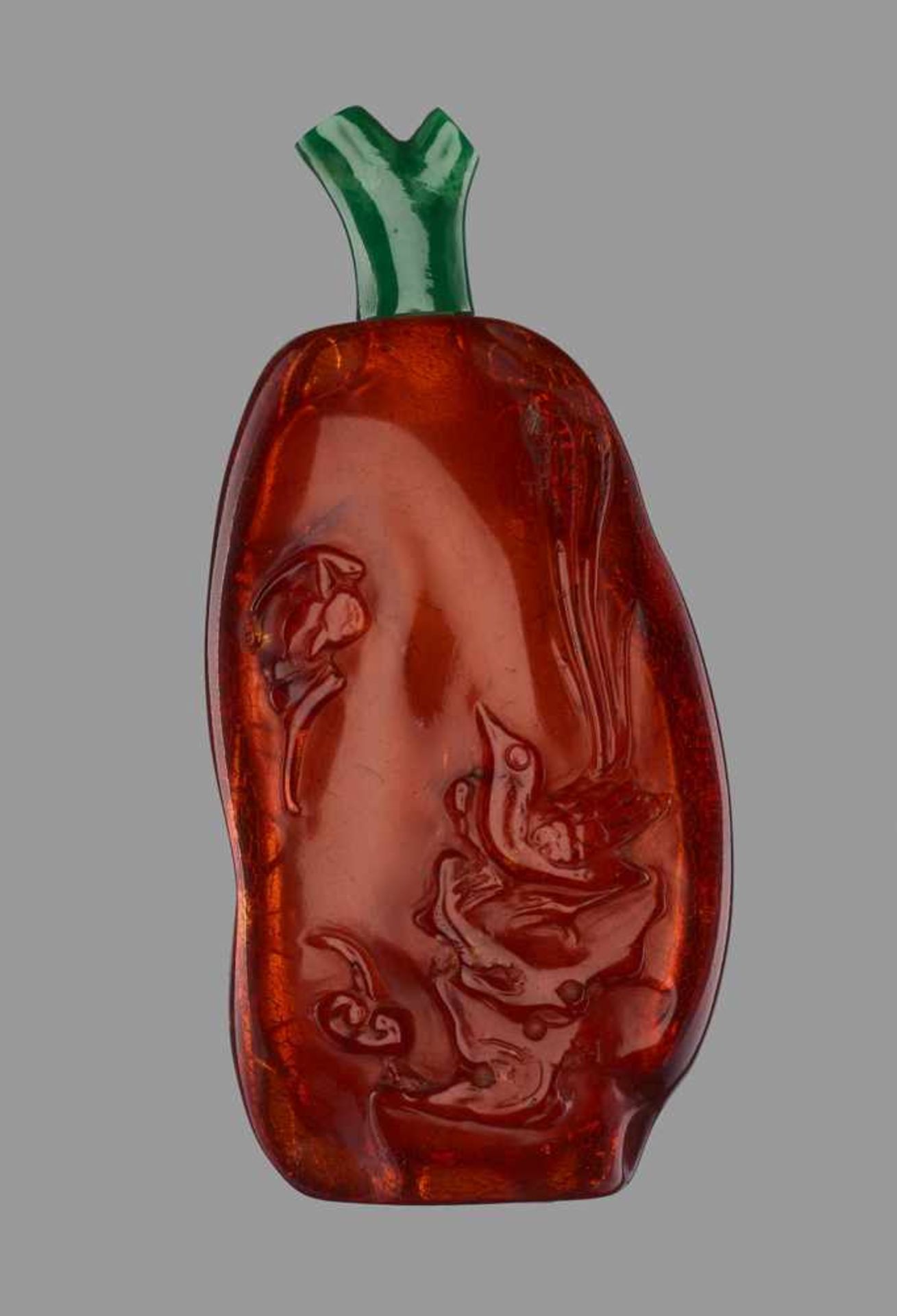 AN AMBER ‘BAT AND DOVE’ SNUFF BOTTLE, QING DYNASTY, MID-18TH / MID-19TH CENTURY Translucent honey