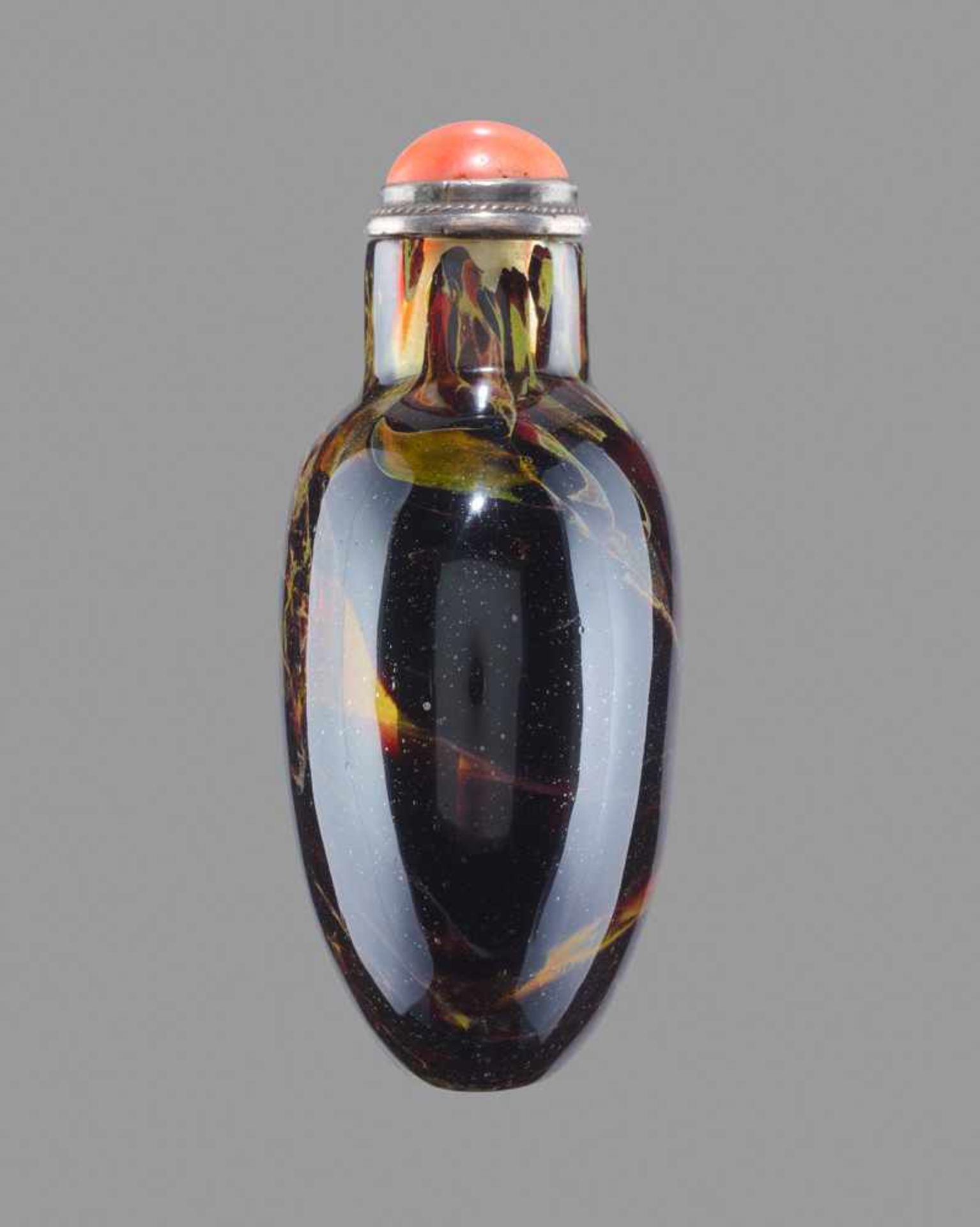 A YELLOW AND BROWN SANDWICHED GLASS SNUFF BOTTLE, QING DYNASTY Glass. One layer of mottled maroon, - Image 3 of 6