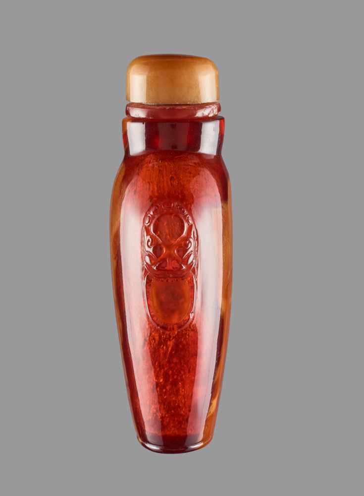 A ROOT AMBER SNUFF BOTTLE, QING DYNASTY Root amber of deep and characteristic brown tone with - Image 3 of 6