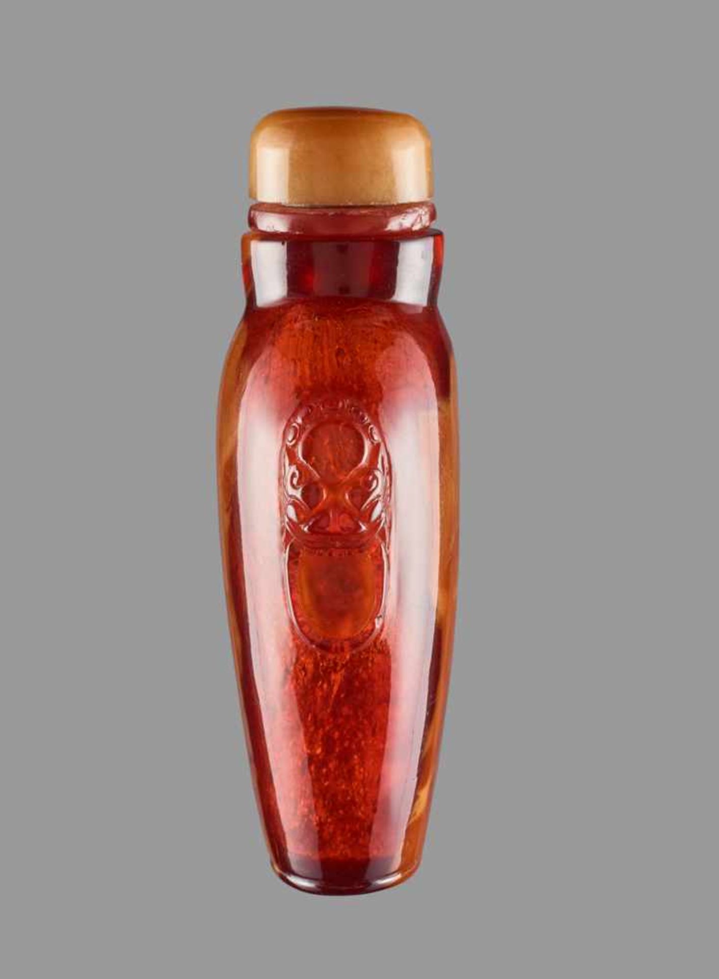 A ROOT AMBER SNUFF BOTTLE, QING DYNASTY Root amber of deep and characteristic brown tone with - Bild 3 aus 6