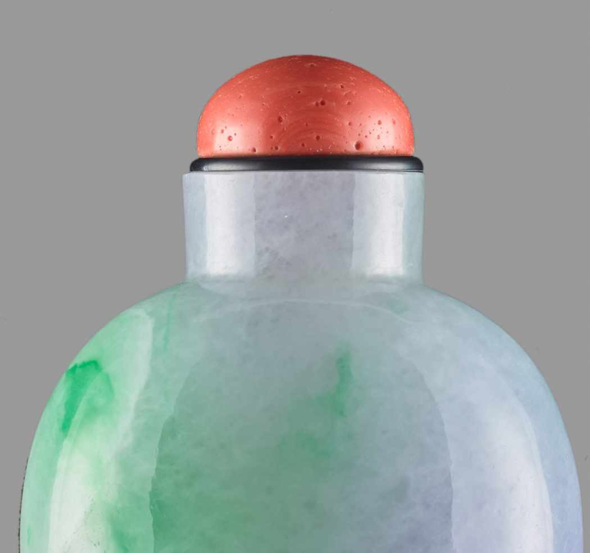 A LAVENDER JADEITE SNUFF BOTTLE WITH STREAKS OF DEEP EMERALD GREEN, QING DYNASTY Jadeite, semi- - Image 5 of 9