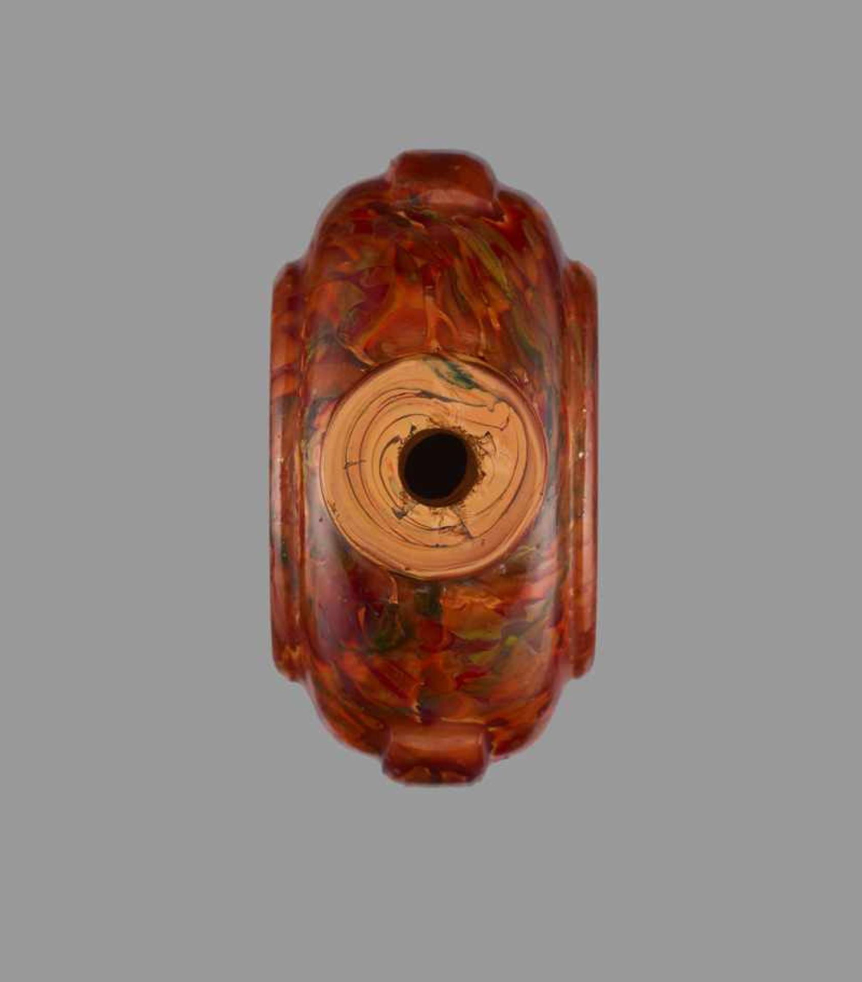 A ‘REALGAR’ GLASS SNUFF BOTTLE Opaque glass in imitation of realgar, with a color scheme typical for - Image 5 of 6