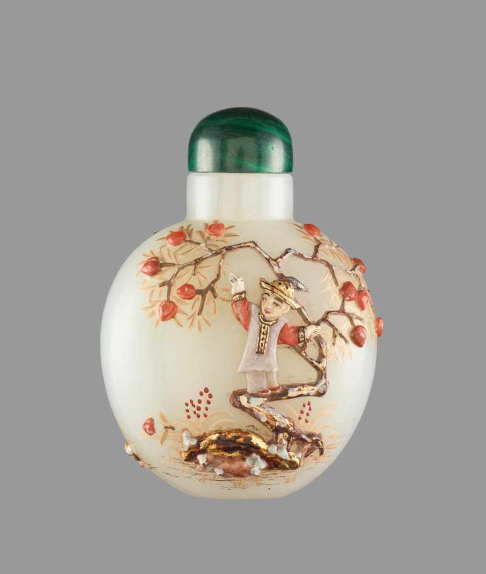 AN EMBELLISHED WHITE JADE ‘PEACH PICKING’ SNUFF BOTTLE, QING DYNASTY White nephrite jade of even - Bild 2 aus 6