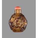 A FLOWER SHAPED ‘TORTOISESHELL’ GLASS SNUFF BOTTLE Splashes and streaks of dark brown sandwiched