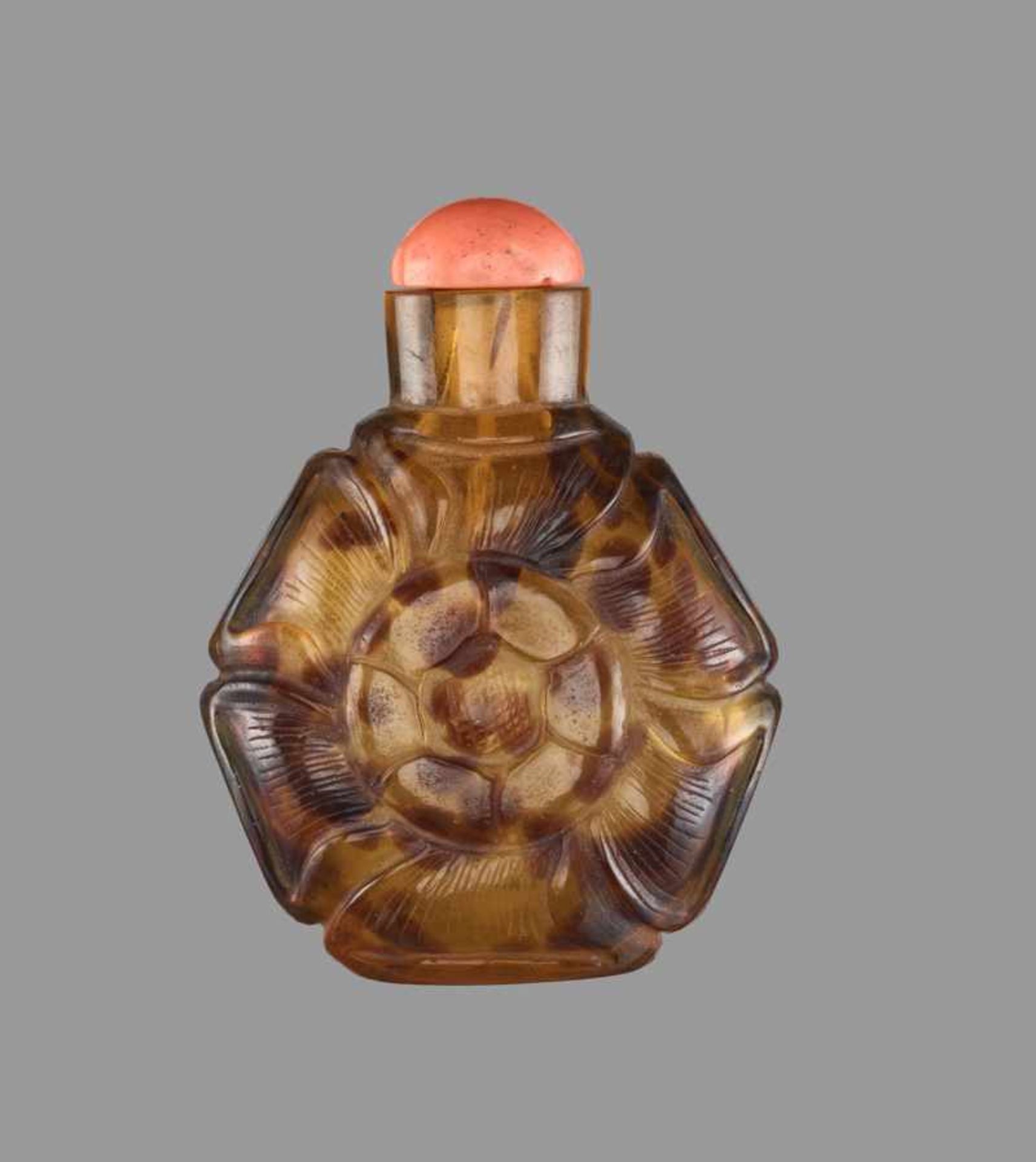 A FLOWER SHAPED ‘TORTOISESHELL’ GLASS SNUFF BOTTLE Splashes and streaks of dark brown sandwiched