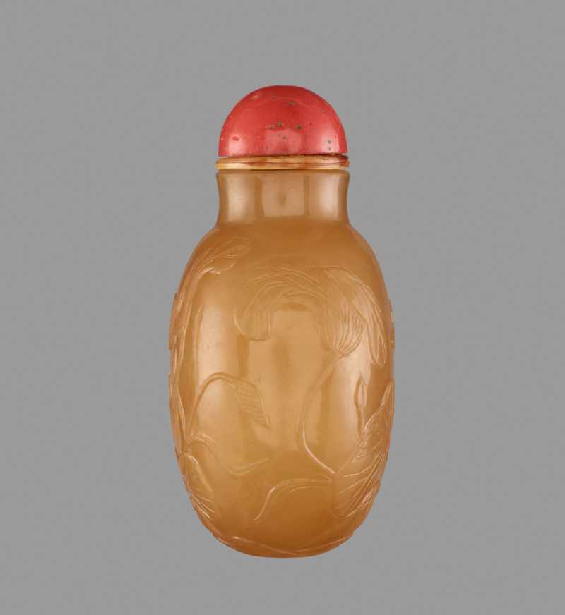 A BUTTERSCOTCH AGATE ‘LOTUS’ SNUFF BOTTLE, QING DYNASTY Semi-translucent agate of natural even - Image 4 of 6