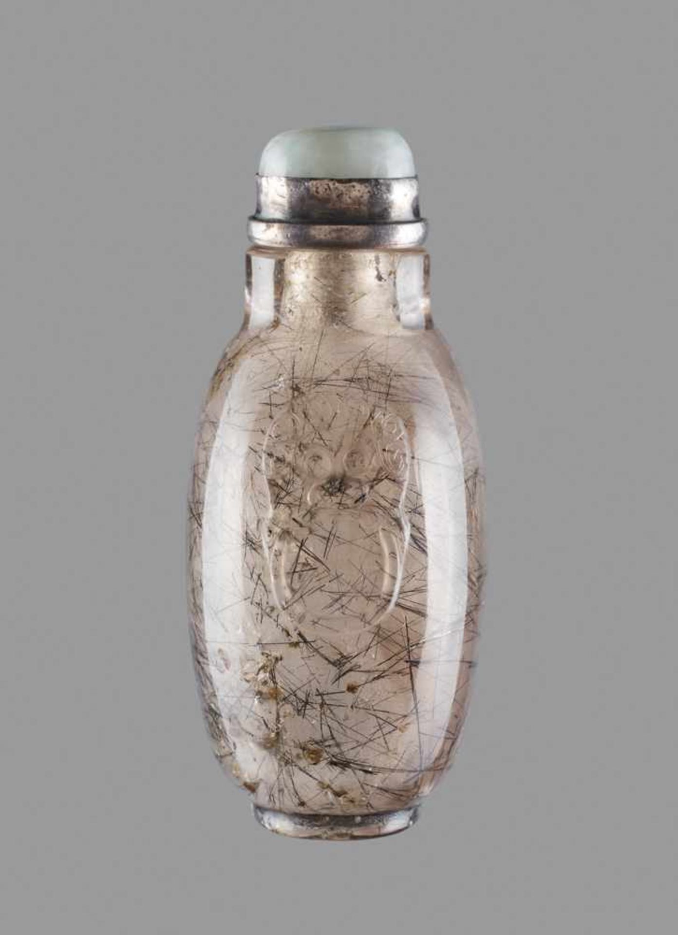 A HAIR CRYSTAL SNUFF BOTTLE, QING DYNASTY Clear crystal with inclusions of black tourmaline needles. - Bild 3 aus 6