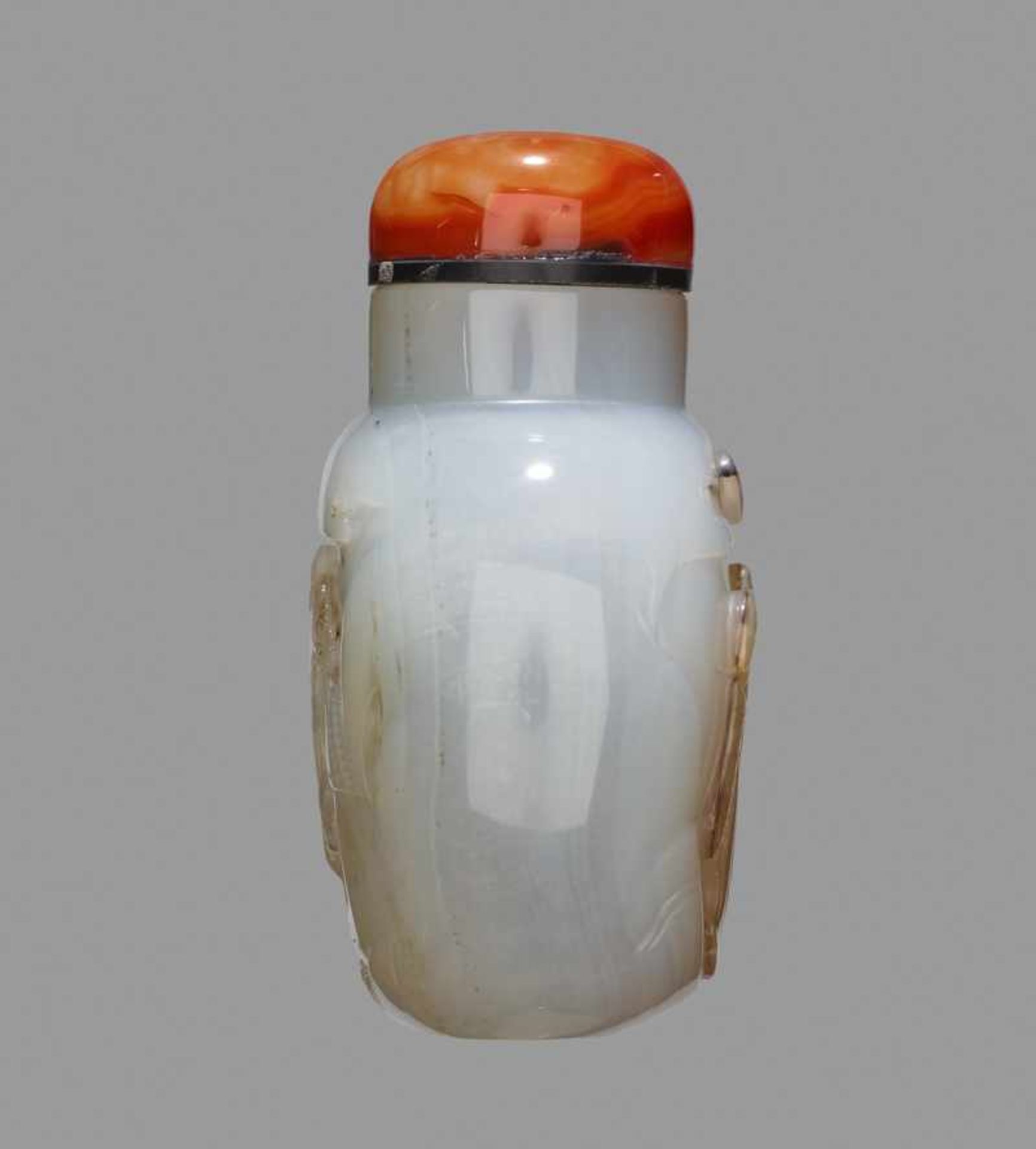 A CARVED CAMEO CHALCEDONY 'PICKING LINGZHI' SNUFF BOTTLE, 1750-1850 Light bluish-grey dendritic - Image 4 of 6