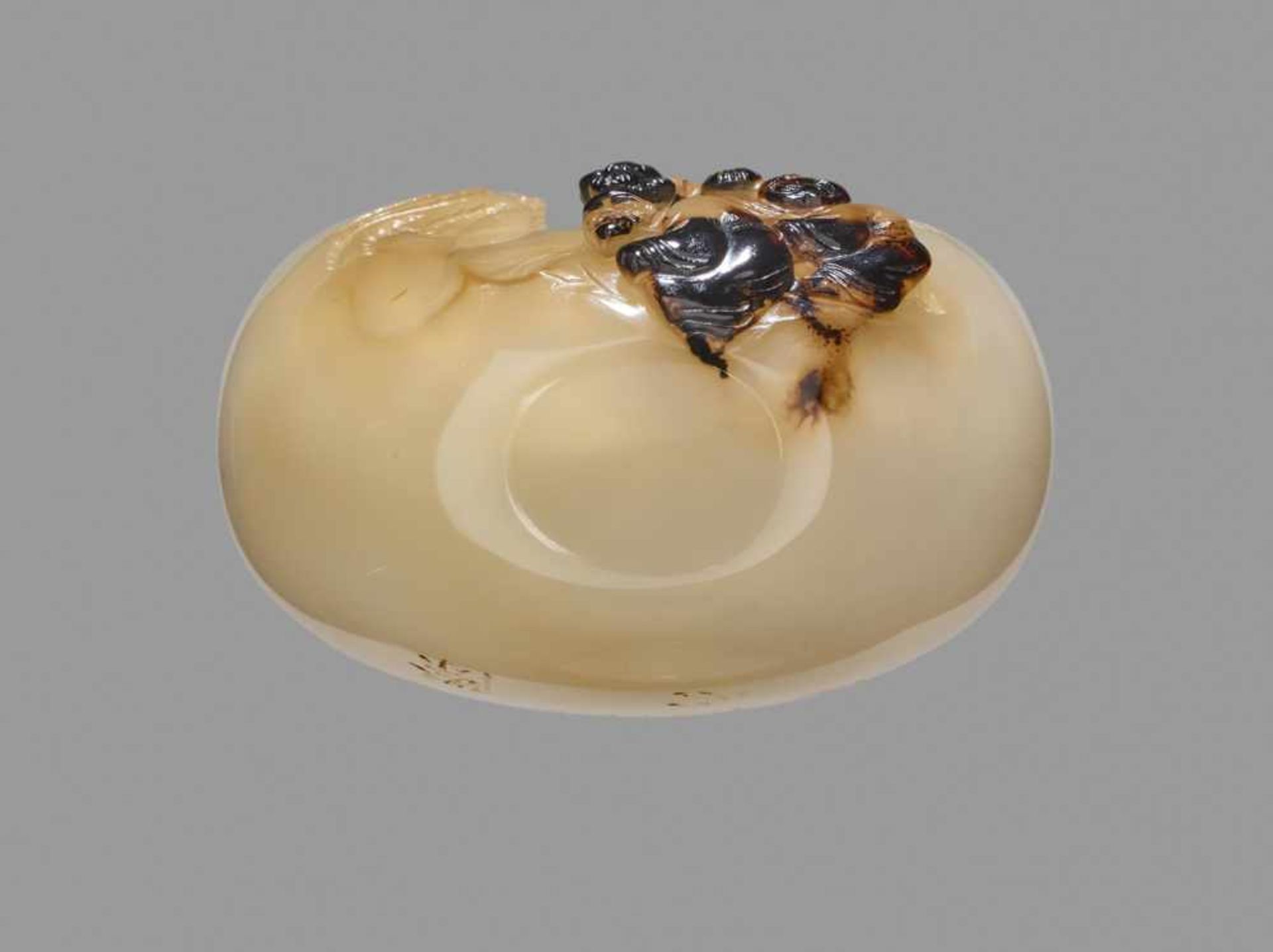 A CHALCEDONY ‘SCHOLAR IN A LANDSCAPE’ SNUFF BOTTLE, SUZHOU, SCHOOL OF ZHITING, 1750-1850 Chalcedony, - Image 6 of 6