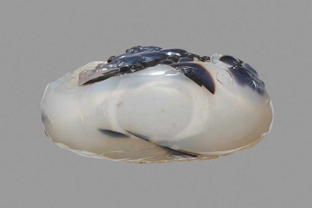 A 'SUZHOU' AGATE SNUFF BOTTLE Chalcedony, the stone of a pale translucent gray with dark brown - Image 5 of 6