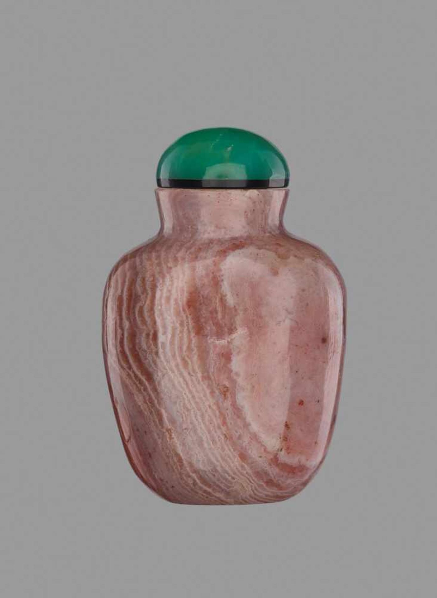 A MINIATURE BANDED DUSKY-PINK AGATE SNUFF BOTTLE, QING DYNASTY Banded agate of dusky-pink - Image 2 of 6