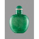 AN EMERALD-GREEN AND WHITE 'SANDWICH' GLASS SNUFF BOTTLE, 1720-1840 An inner layer of translucent