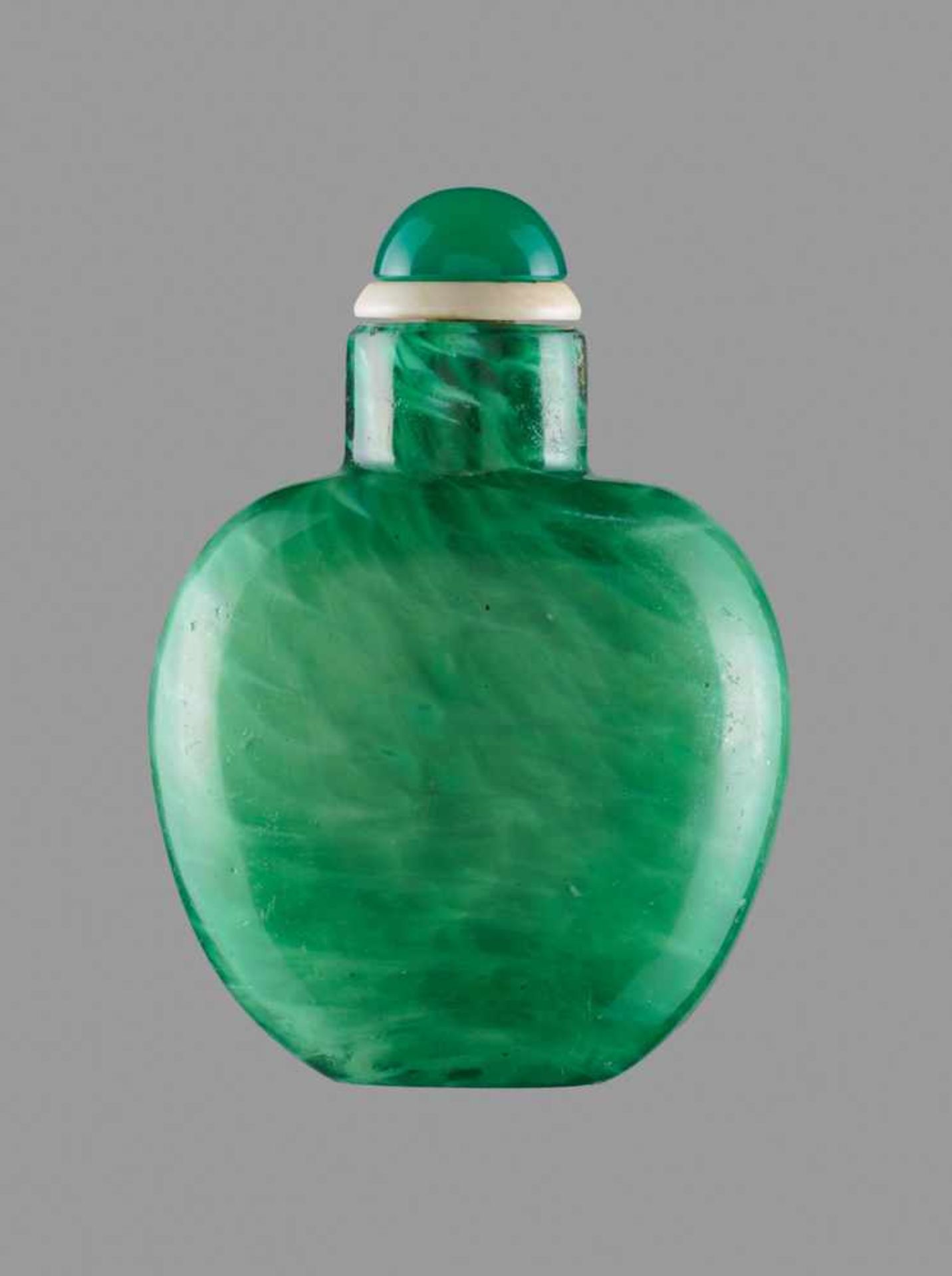 AN EMERALD-GREEN AND WHITE 'SANDWICH' GLASS SNUFF BOTTLE, 1720-1840 An inner layer of translucent