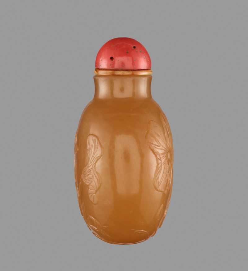 A BUTTERSCOTCH AGATE ‘LOTUS’ SNUFF BOTTLE, QING DYNASTY Semi-translucent agate of natural even - Image 3 of 6