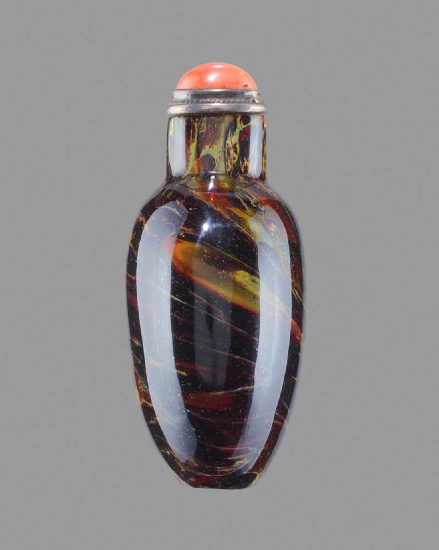 A YELLOW AND BROWN SANDWICHED GLASS SNUFF BOTTLE, QING DYNASTY Glass. One layer of mottled maroon, - Image 4 of 6