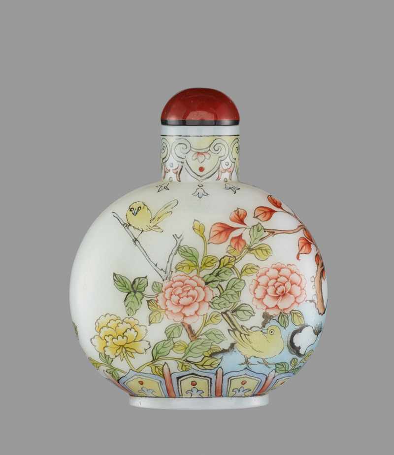AN ENAMELED GLASS SNUFF BOTTLE, SCHOOL OF YE BENGQI Opaque white glass body with painted