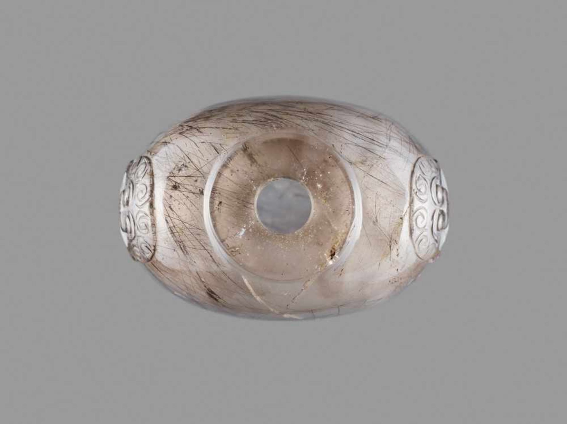A HAIR CRYSTAL SNUFF BOTTLE, QING DYNASTY Clear crystal with inclusions of black tourmaline needles. - Bild 5 aus 6