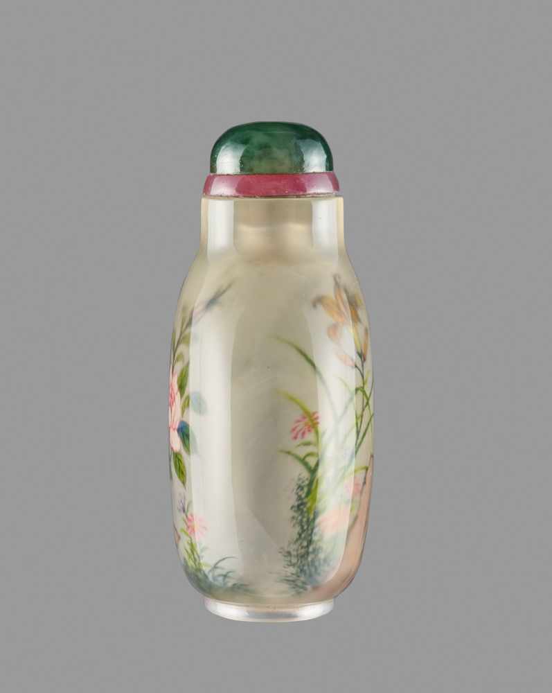 AN INSIDE PAINTED CHALCEDONY SNUFF BOTTLE Chalcedony of even light caramel tone, with few streaks of - Image 4 of 6