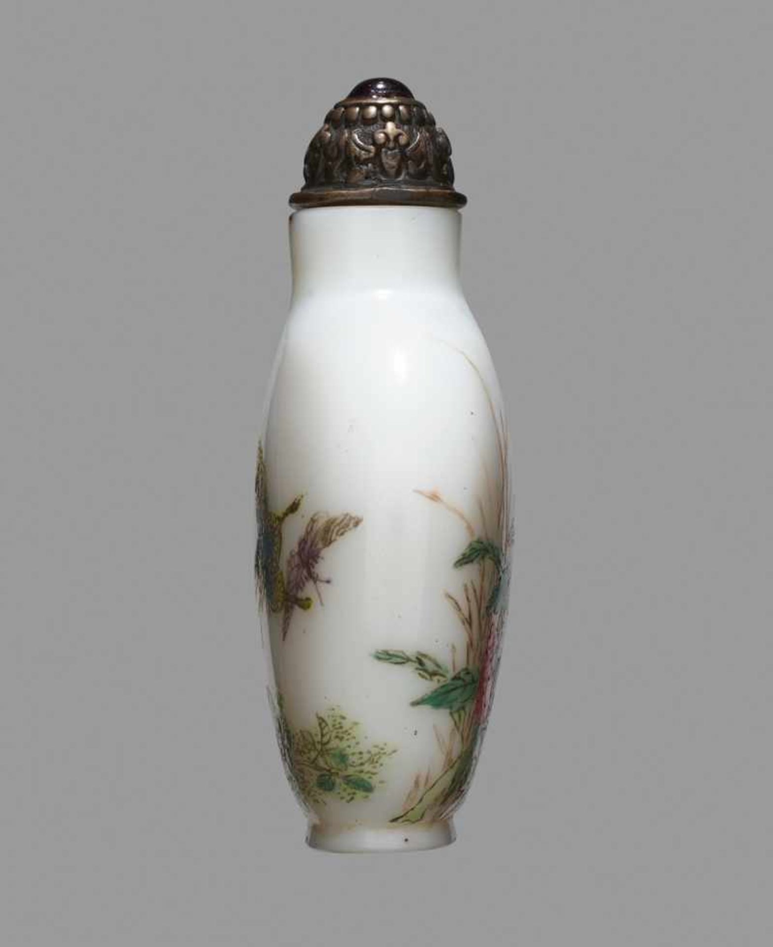 A RARE GUYUE XUAN 'GRASSHOPPER' ENAMELED WHITE GLASS SNUFF BOTTLE Opaque white glass, with design in - Image 3 of 6