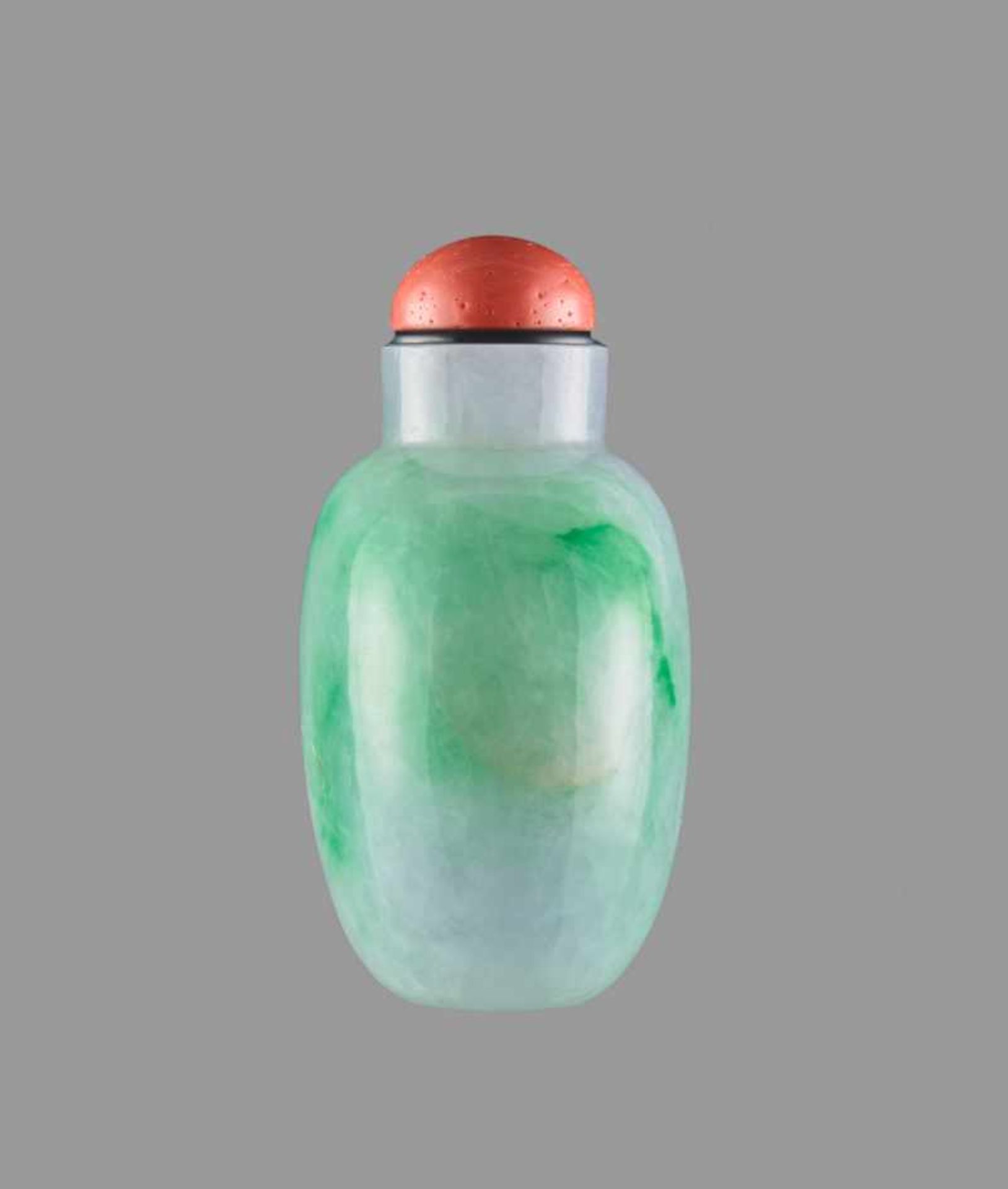 A LAVENDER JADEITE SNUFF BOTTLE WITH STREAKS OF DEEP EMERALD GREEN, QING DYNASTY Jadeite, semi- - Image 4 of 9