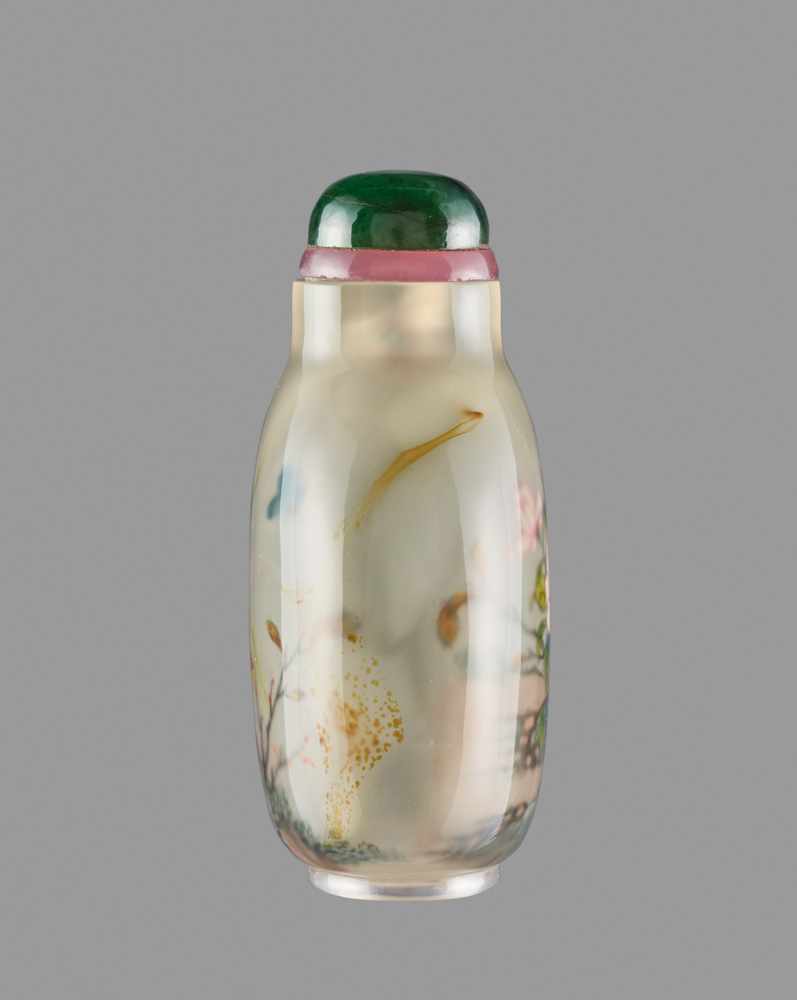 AN INSIDE PAINTED CHALCEDONY SNUFF BOTTLE Chalcedony of even light caramel tone, with few streaks of - Image 3 of 6