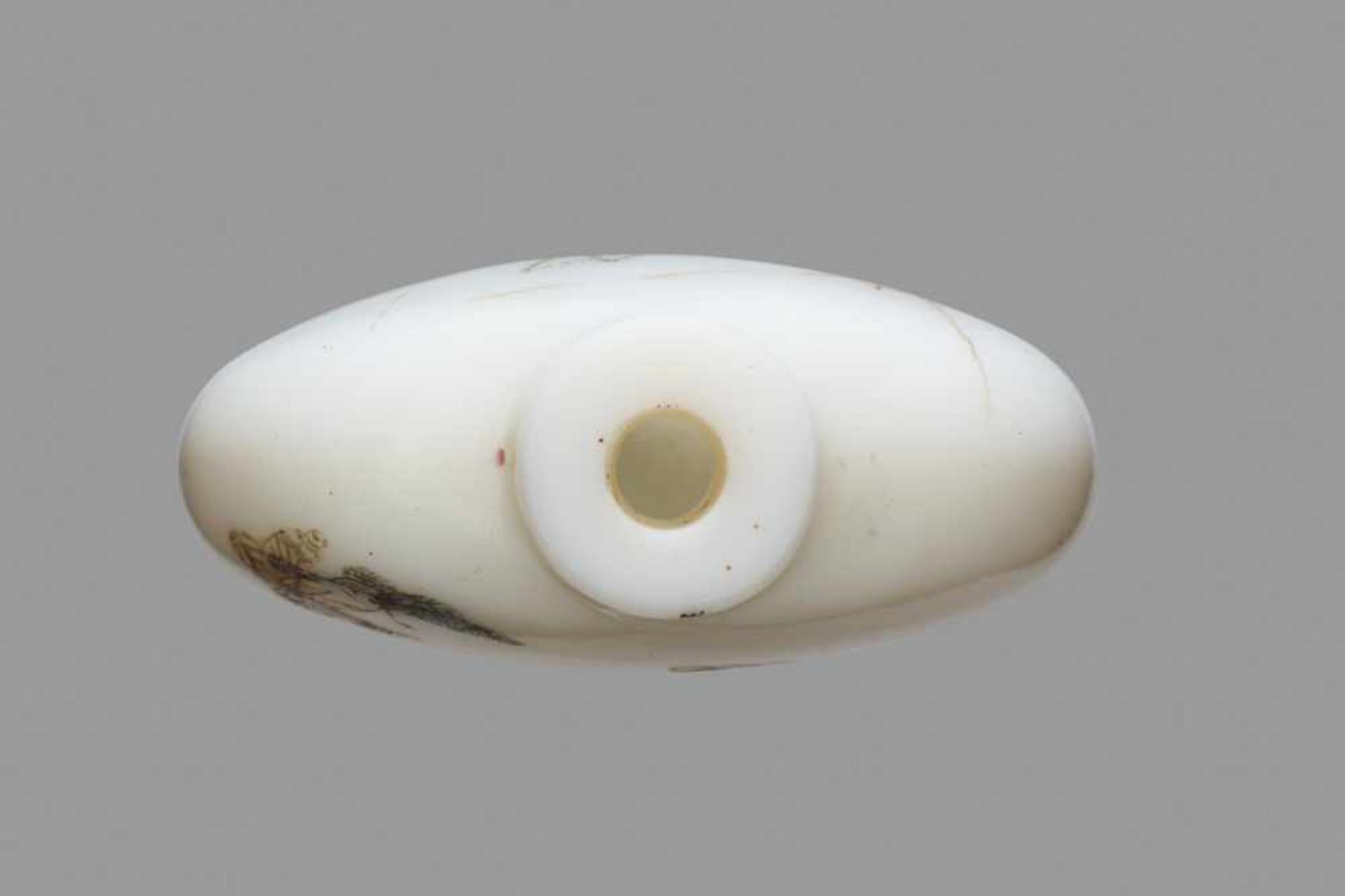 A RARE GUYUE XUAN 'GRASSHOPPER' ENAMELED WHITE GLASS SNUFF BOTTLE Opaque white glass, with design in - Image 5 of 6